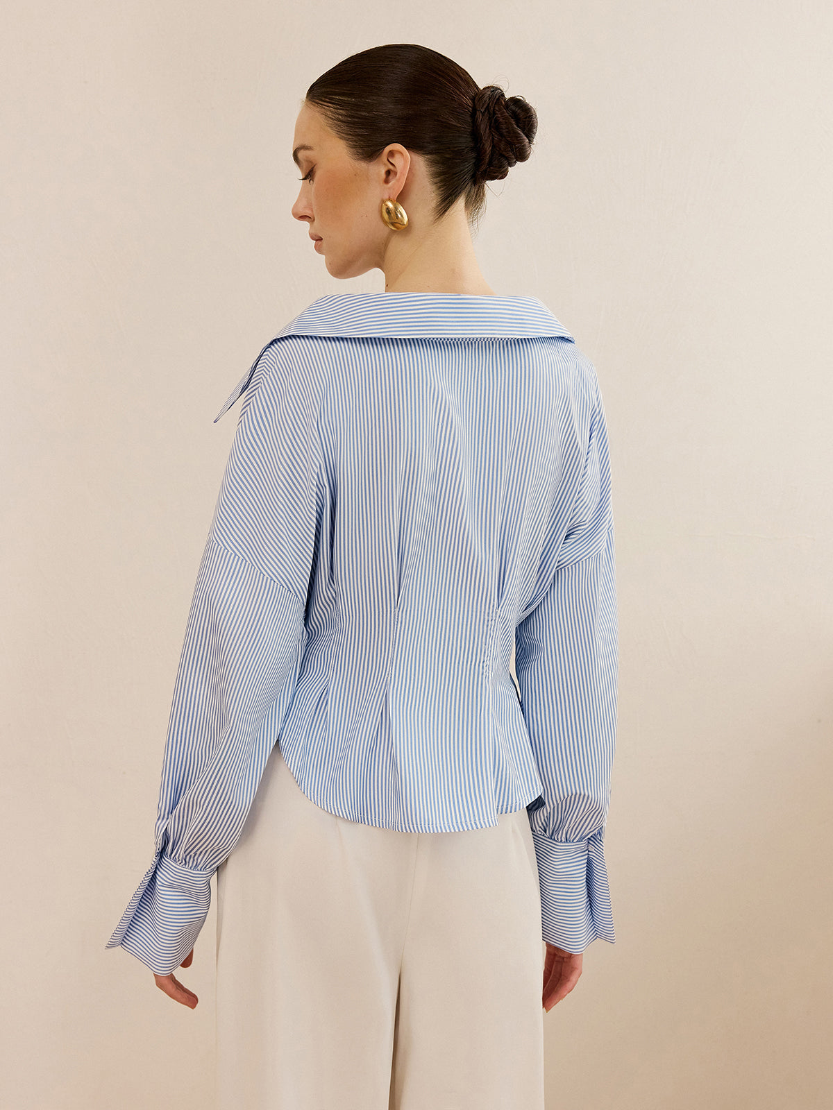 Camisa de rayas con cuello y diseño entallado en la cintura – ARIA