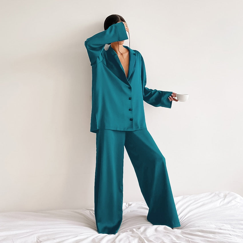 Pijama satinado oversize de dos piezas para mujer – BELLE