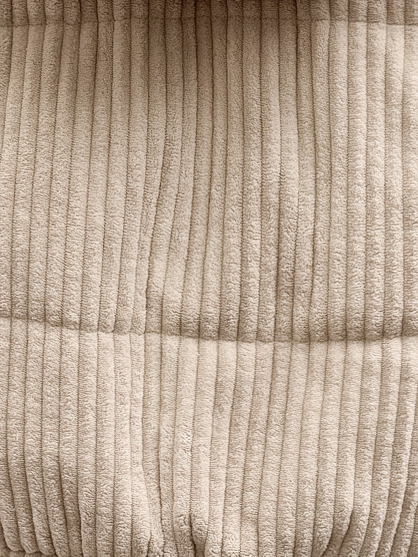 Chaqueta corta de mujer con capucha y libertad de movimiento – CRISSANA