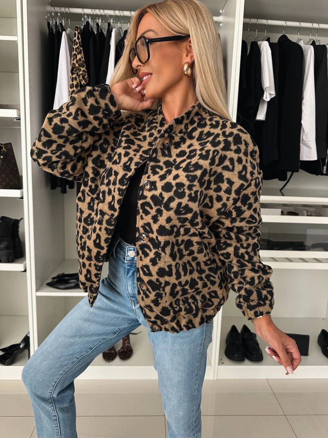Chaqueta corta moderna con estampado de leopardo – NARVELLA