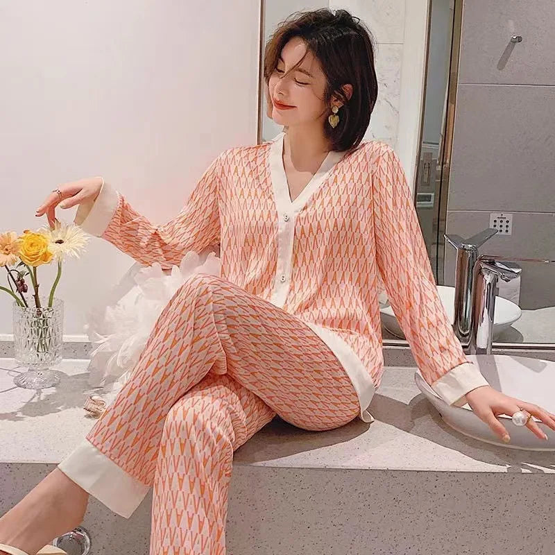 Pijama de mujer con estampado gráfico y detalles en contraste – LUNARA