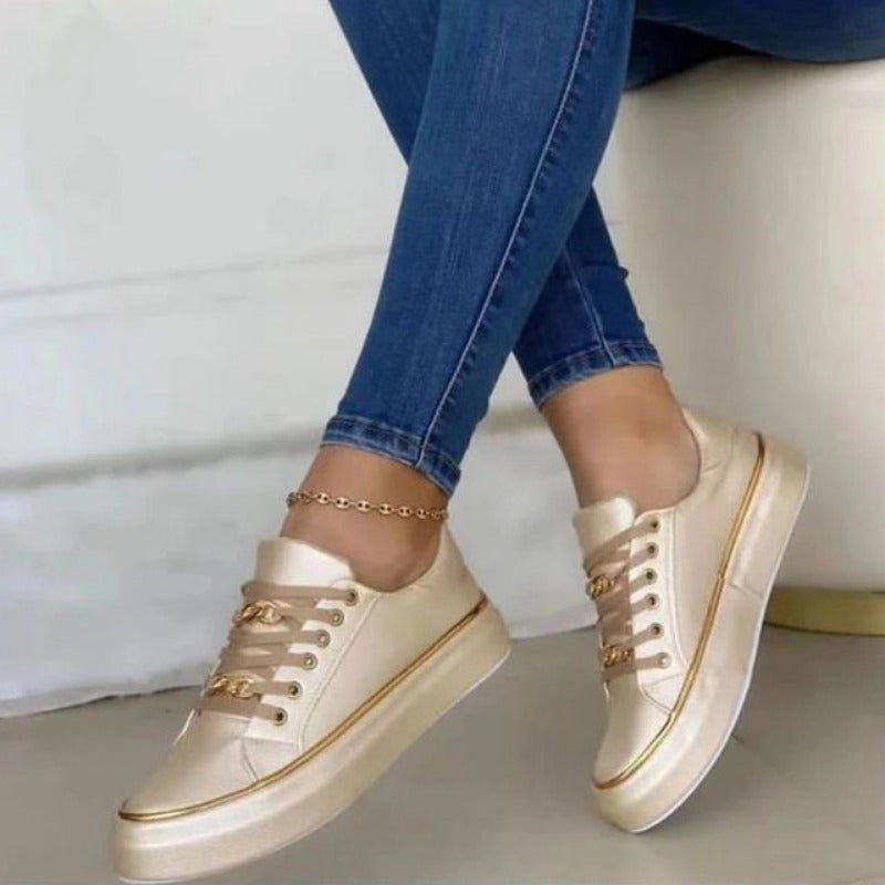 Zapatillas bajas blancas con detalles dorados para mujer – KAYLA