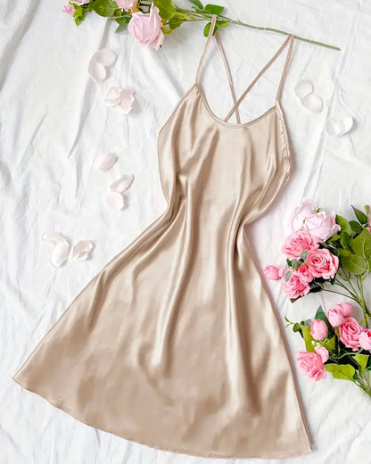 Camisón satinado elegante con tirantes ajustables – CLÉA