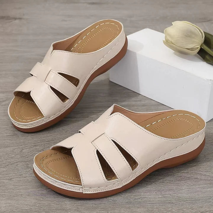 Sandalias planas con tira recortada y diseño cómodo para mujer – AUREA