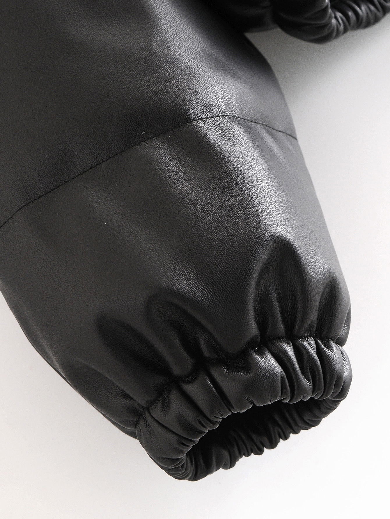 Mila - Plumífero acolchado corto de cuello alto y cuero sintético con cremallera y botones para mujer