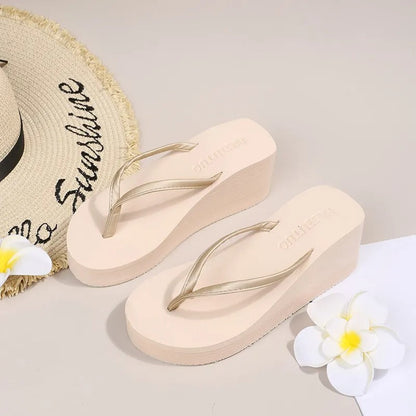 Chanclas de mujer con cuña y tira minimalista – SEVILIA