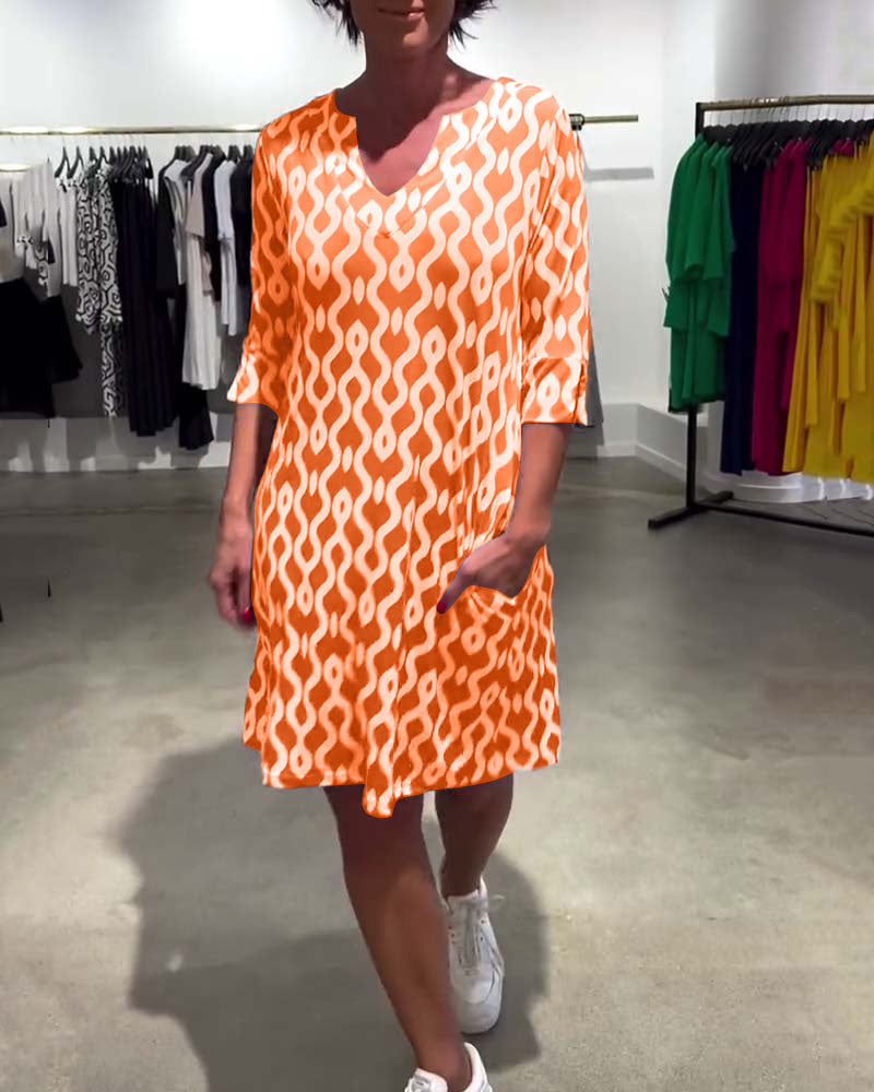 Vestido de verano con escote en V y estampado gráfico moderno – NAIKA