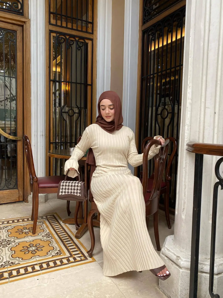 NEUS - Vestido largo ajustado de punto con diseño plisado y tela elástica para mujer