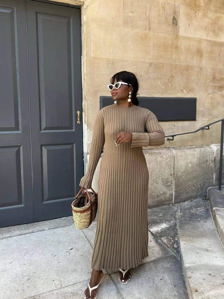 NEUS - Vestido largo ajustado de punto con diseño plisado y tela elástica para mujer
