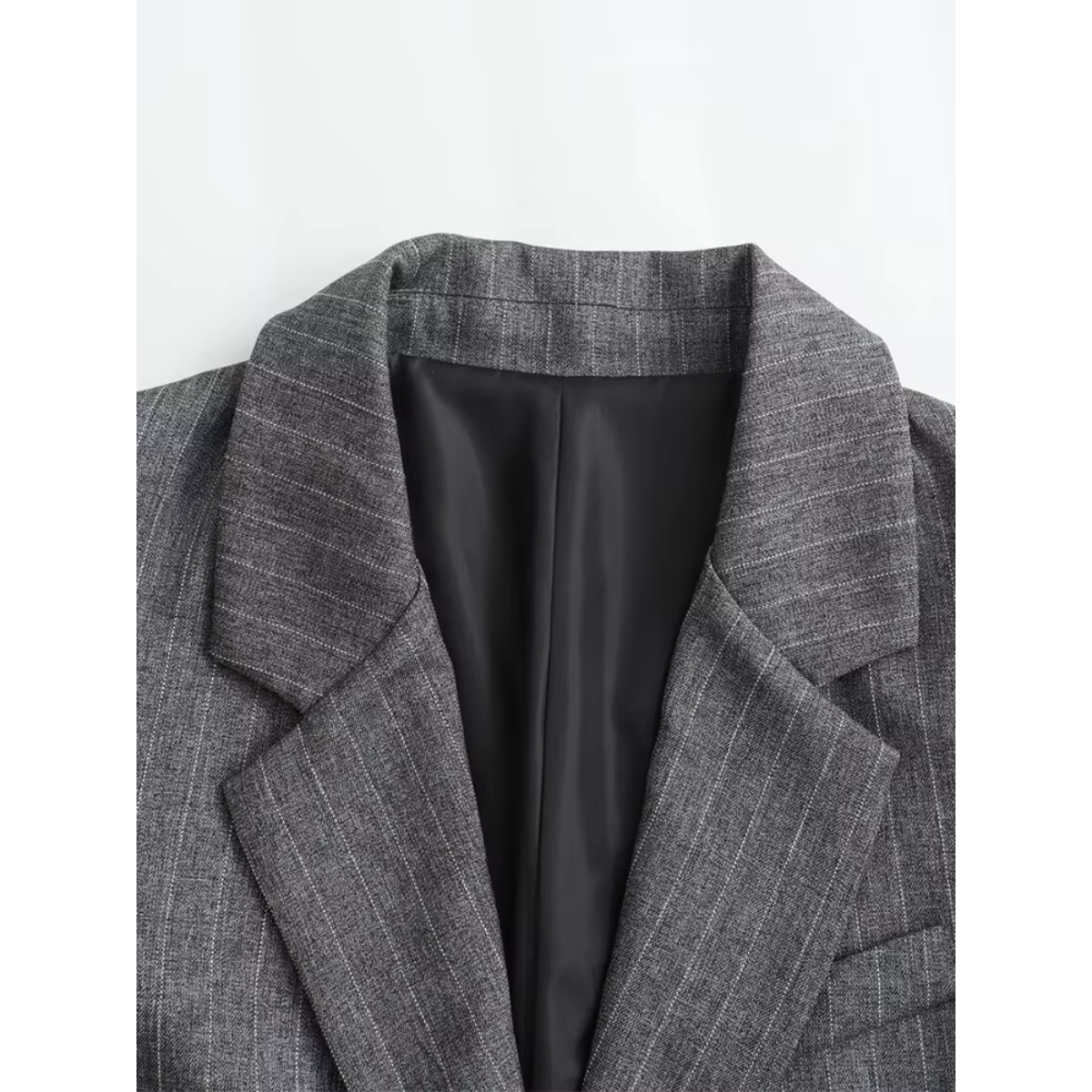 Blazer entallada de líneas clásicas con bolsillos de solapa – LÉONIE