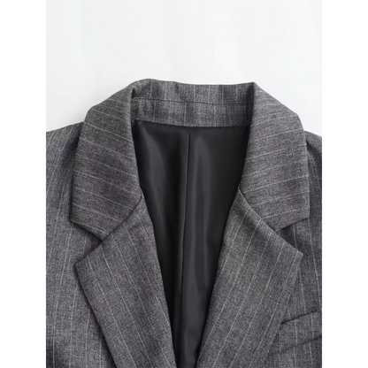 Blazer entallada de líneas clásicas con bolsillos de solapa – LÉONIE