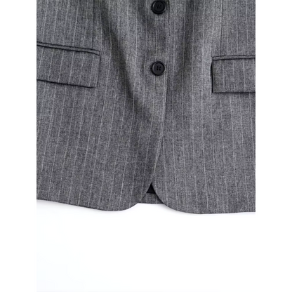 Blazer entallada de líneas clásicas con bolsillos de solapa – LÉONIE