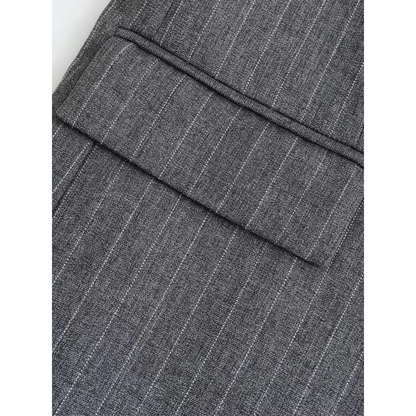 Blazer entallada de líneas clásicas con bolsillos de solapa – LÉONIE