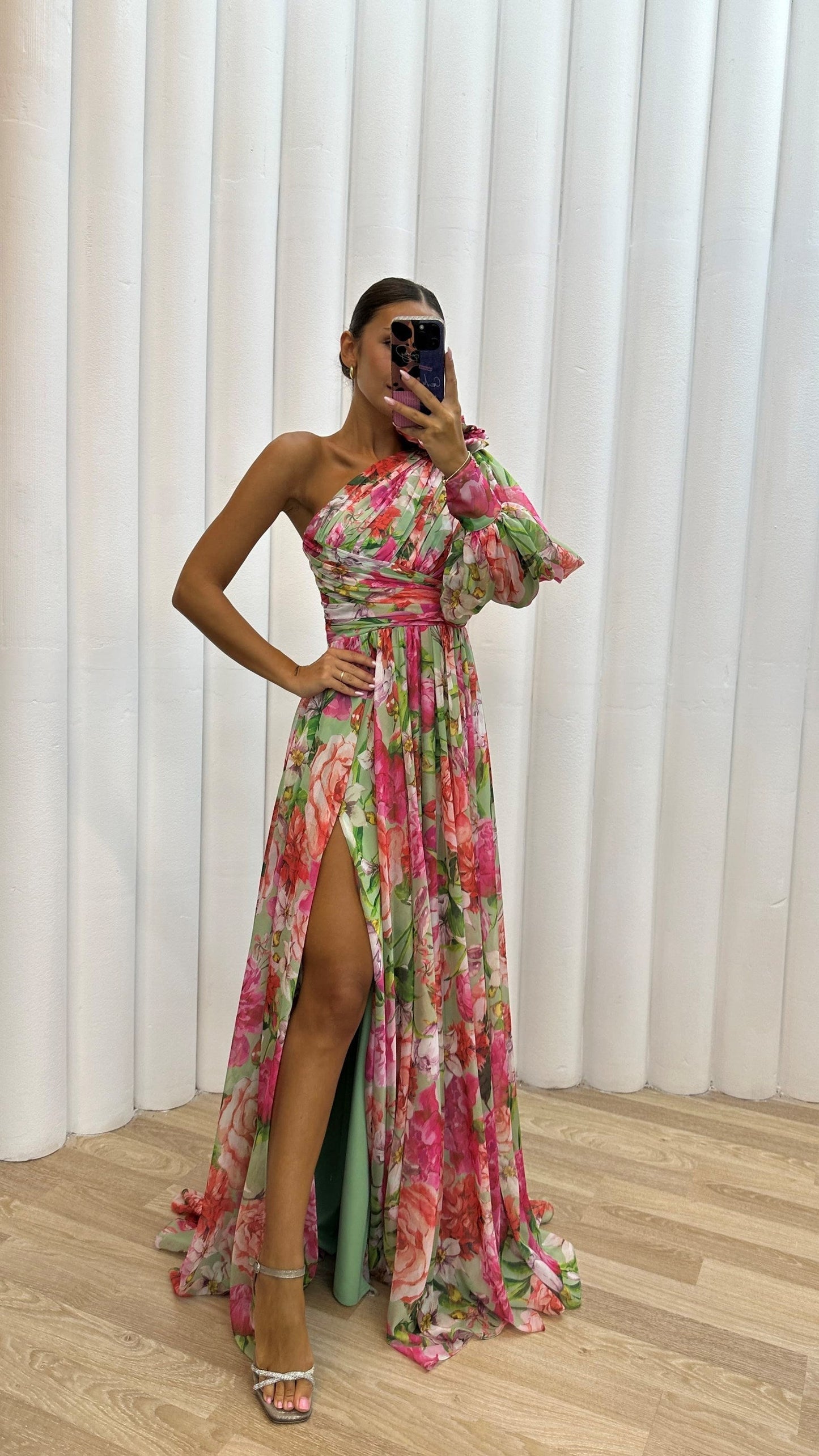 Vestido largo floral con hombro descubierto – Elanisse