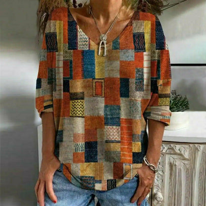Blusa fluida con escote en V y estampado abstracto tipo patchwork – ELYA