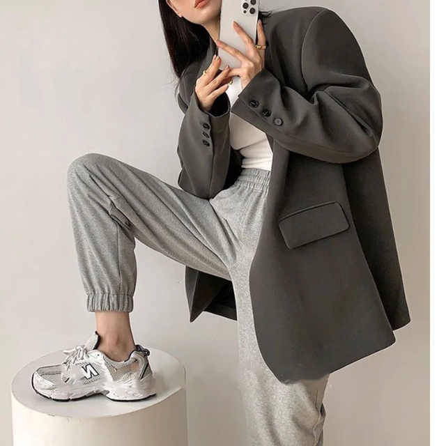 AURÈLIA - Blazer largo oversize con detalles de botones y corte entallado para mujer