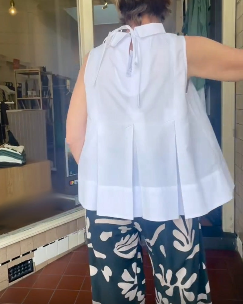 Top sin mangas de mujer con cuello alto y pliegue frontal – ELISARA