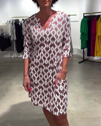 Vestido de verano con escote en V y estampado gráfico moderno – NAIKA