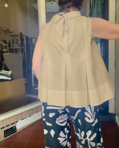 Top sin mangas de mujer con cuello alto y pliegue frontal – ELISARA