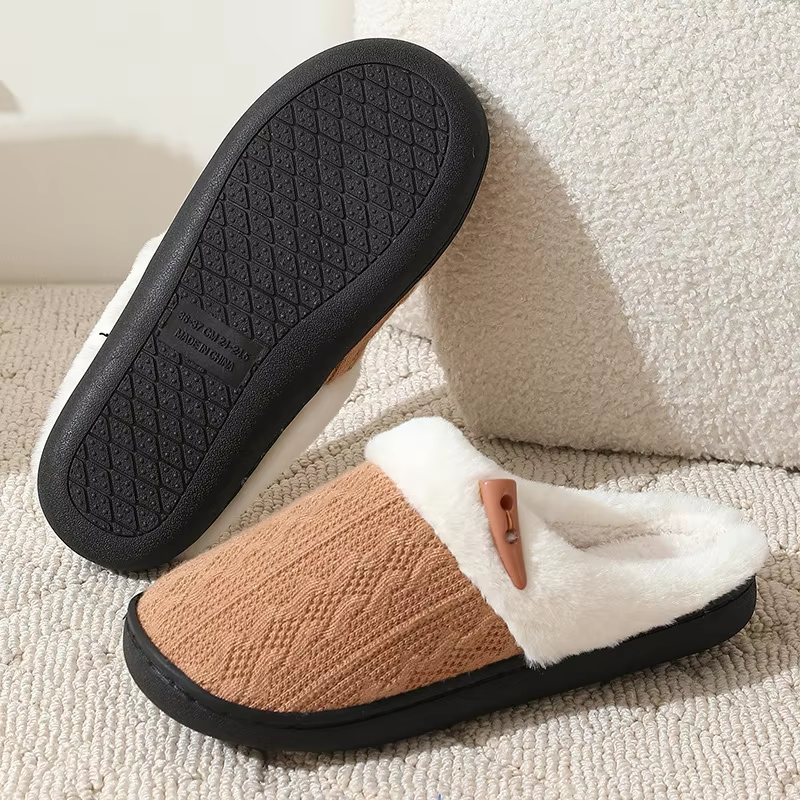 NOA - Pantuflas planas con detalle de botón y forro de pelo para mujer