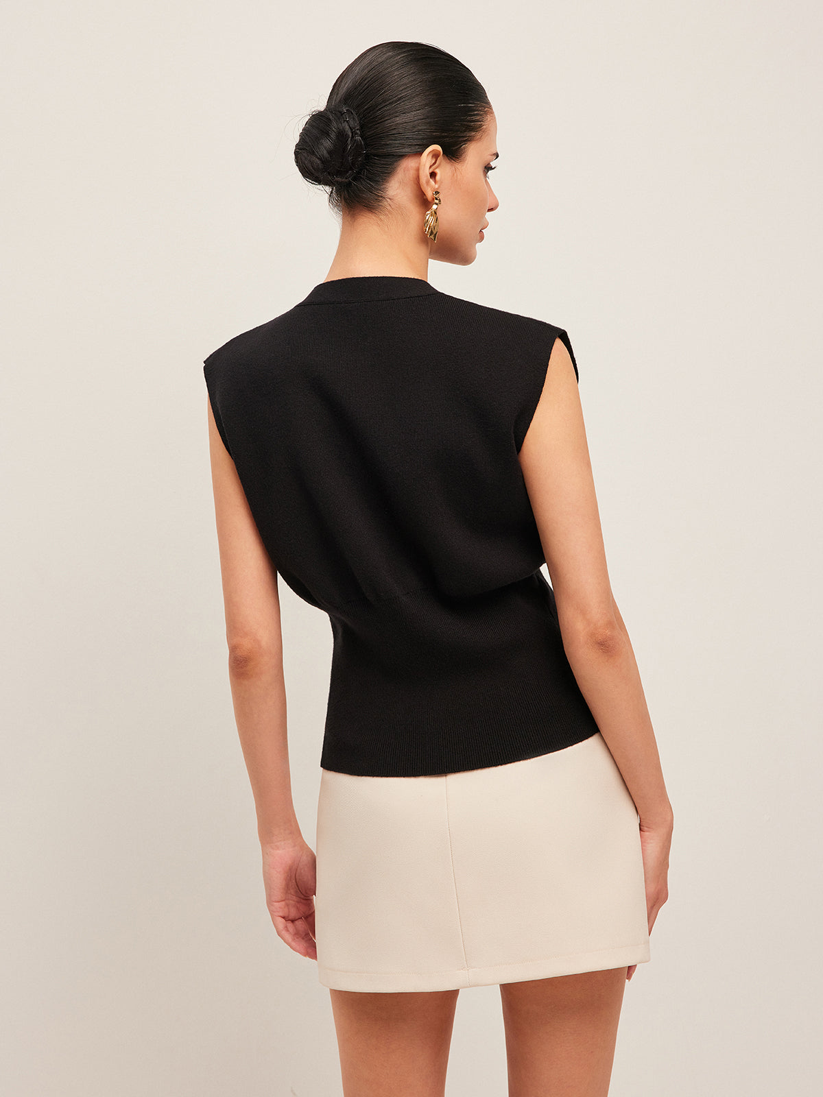 Chaleco de punto con escote en V y botones – ARIA