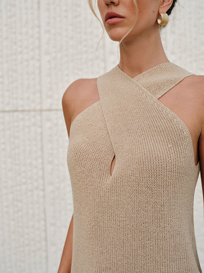 Top sin mangas con cuello halter cruzado – ARIA