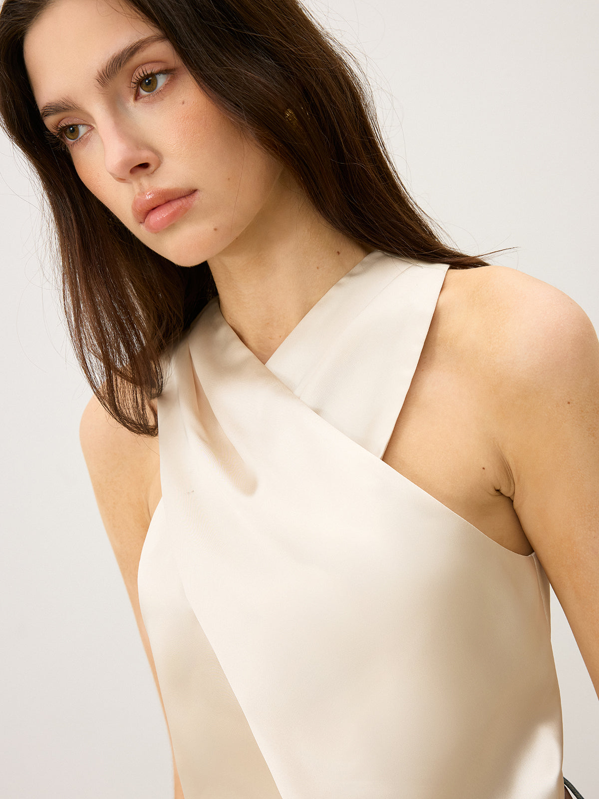 Top sin mangas de satén con cuello cruzado – LUXIA