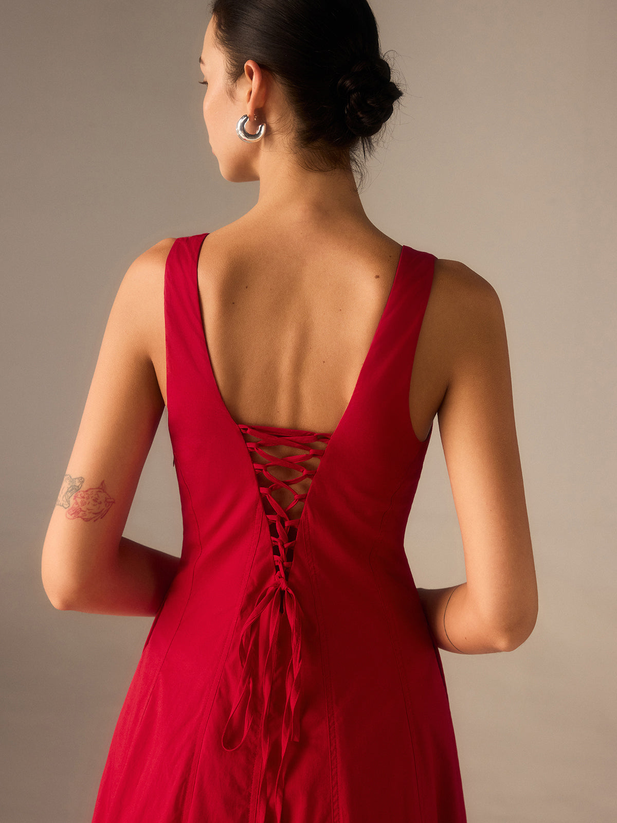 Vestido largo con espalda con cordones – LUMINA