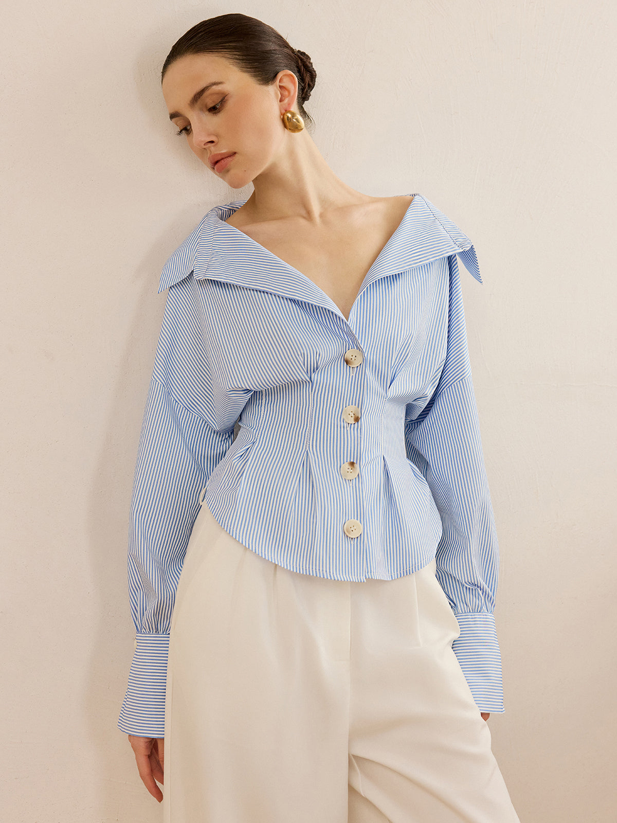 Camisa de rayas con cuello y diseño entallado en la cintura – ARIA