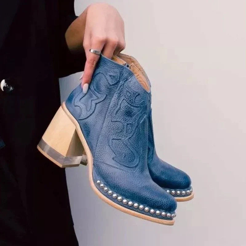 Botas de piel con bordados artesanales y tacón bajo – NERINA