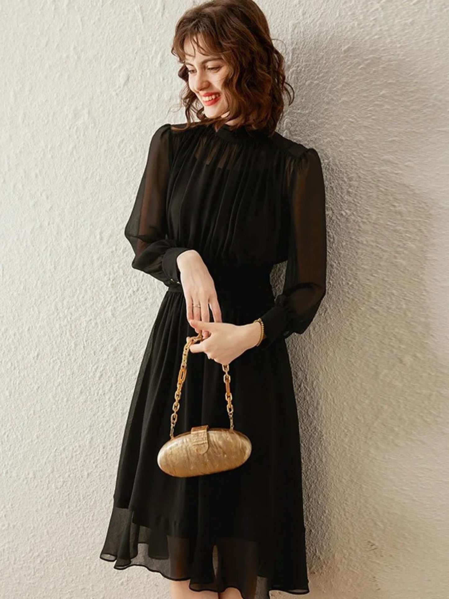 Vestido midi con cuello alto y mangas transparentes – ABRIL