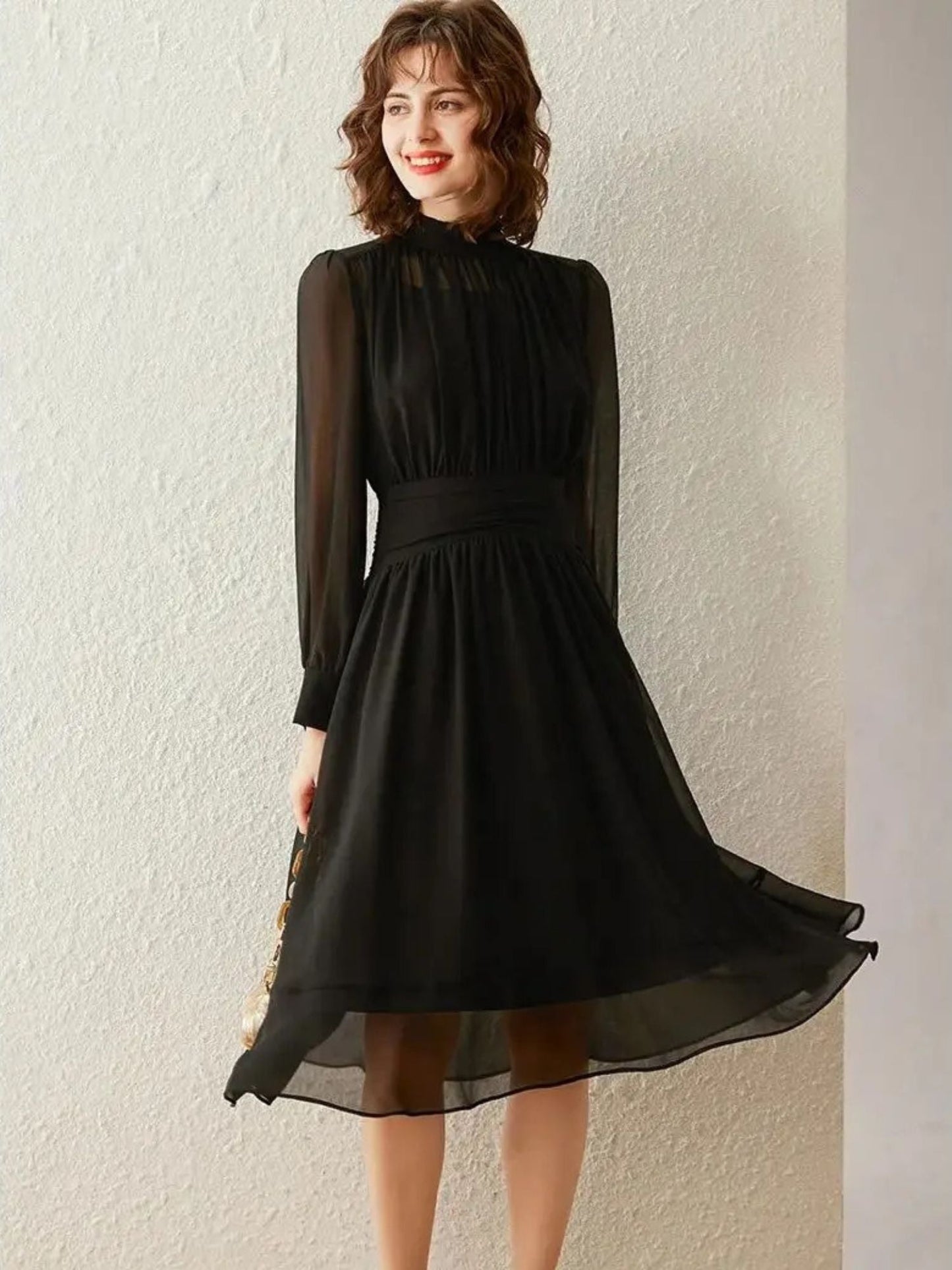 Vestido midi con cuello alto y mangas transparentes – ABRIL