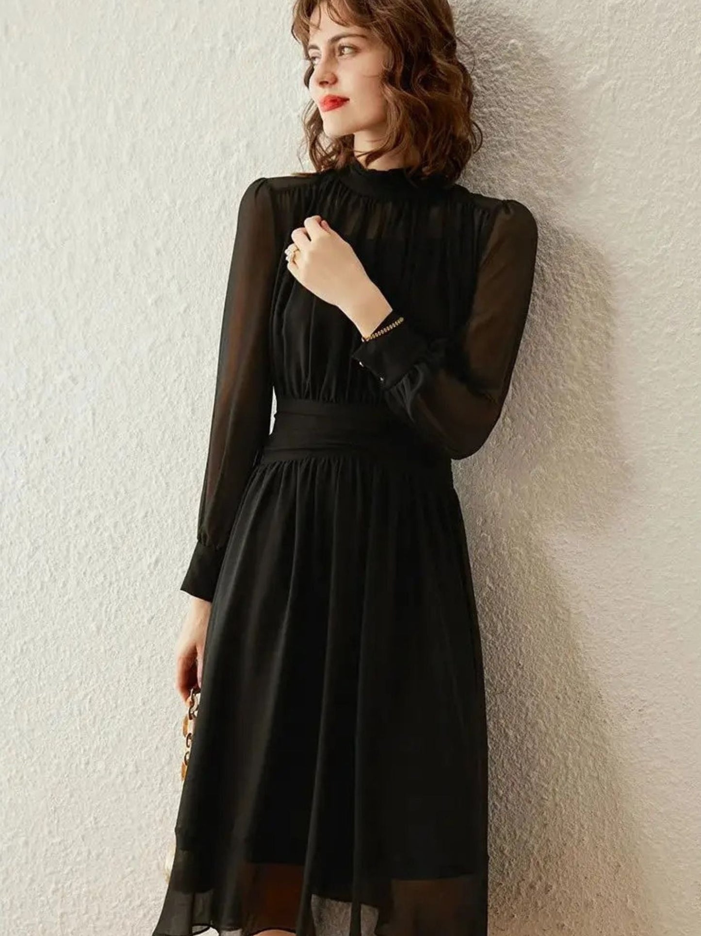 Vestido midi con cuello alto y mangas transparentes – ABRIL