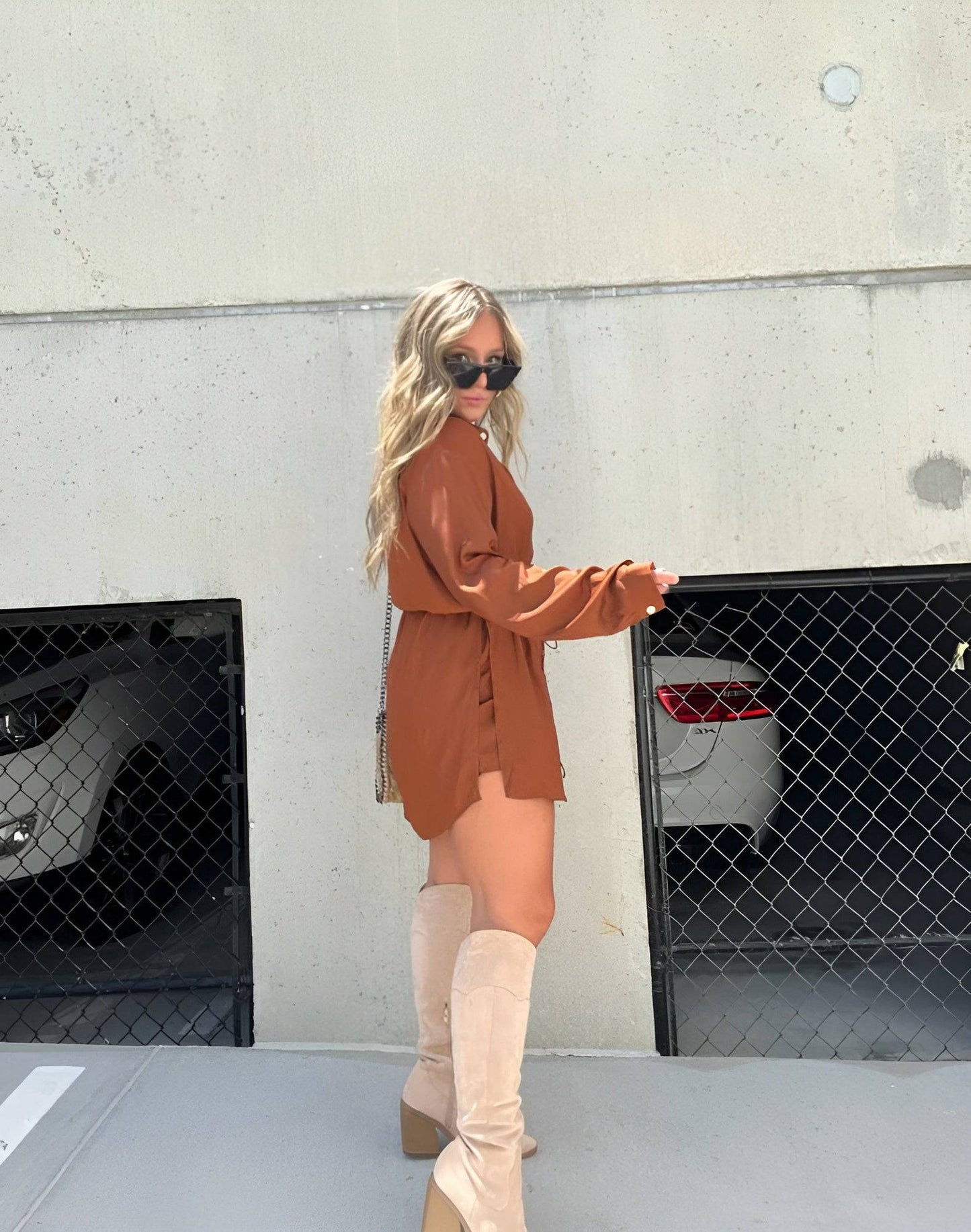 Vestido satinado midi con escote cruzado y tirantes finos – LUNARIA