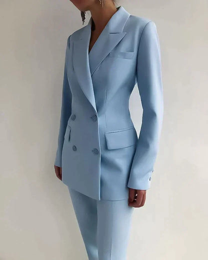 Traje femenino de blazer cruzada y pantalón entallado – VALÉRIA