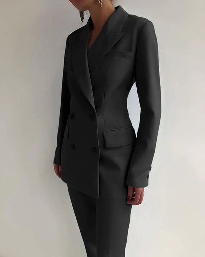 Traje femenino de blazer cruzada y pantalón entallado – VALÉRIA