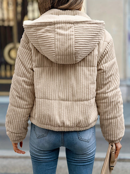 Chaqueta corta de mujer con capucha y libertad de movimiento – CRISSANA