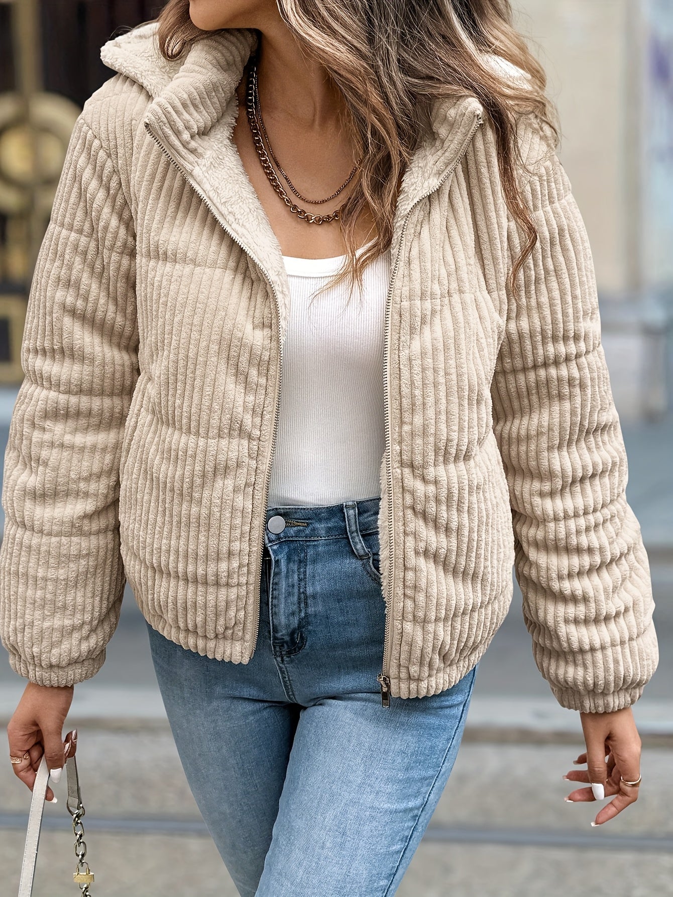 Chaqueta corta de mujer con capucha y libertad de movimiento – CRISSANA