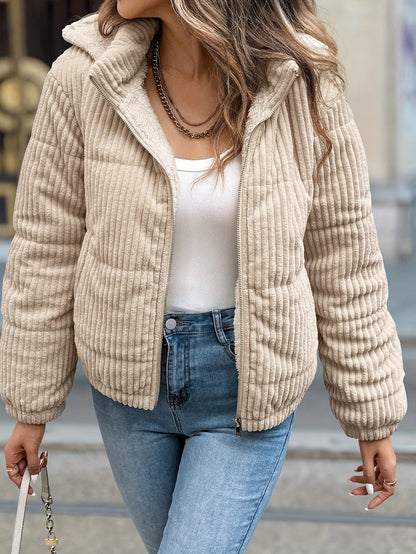 Chaqueta corta de mujer con capucha y libertad de movimiento – CRISSANA