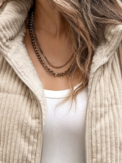 Chaqueta corta de mujer con capucha y libertad de movimiento – CRISSANA