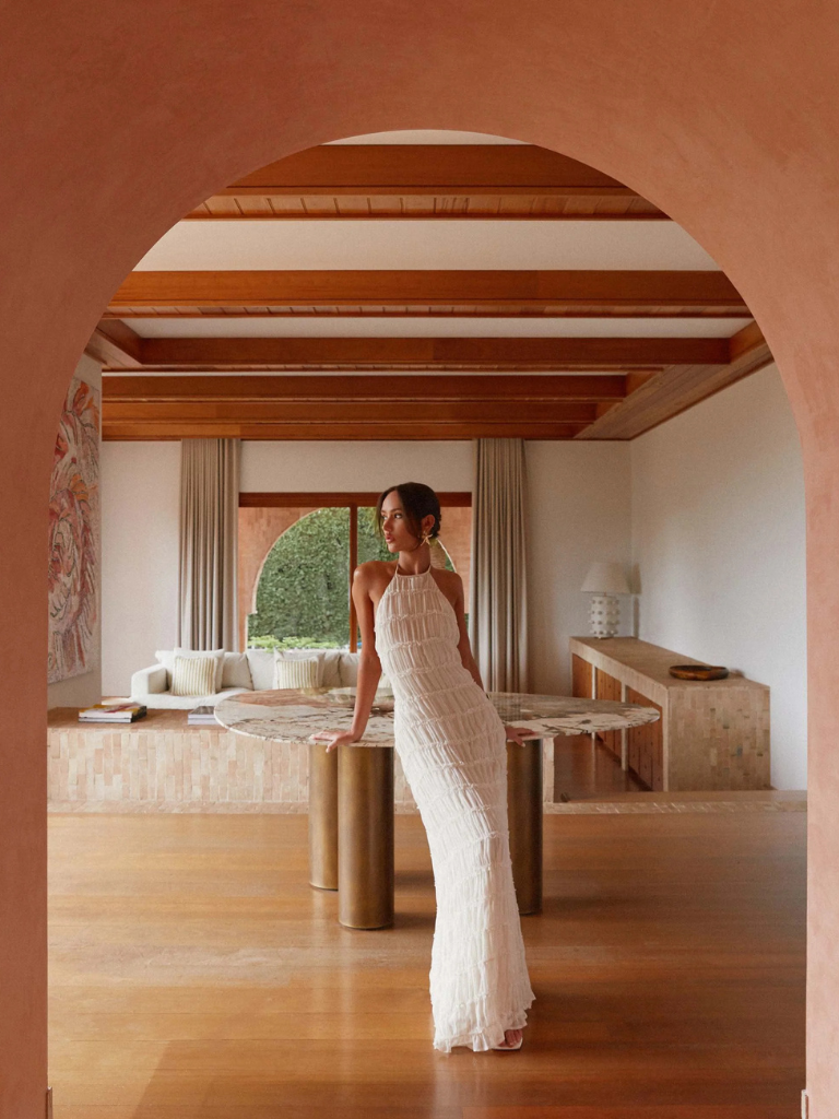 Vestido largo de mujer con cuello halter y pliegues – JOAQUINA