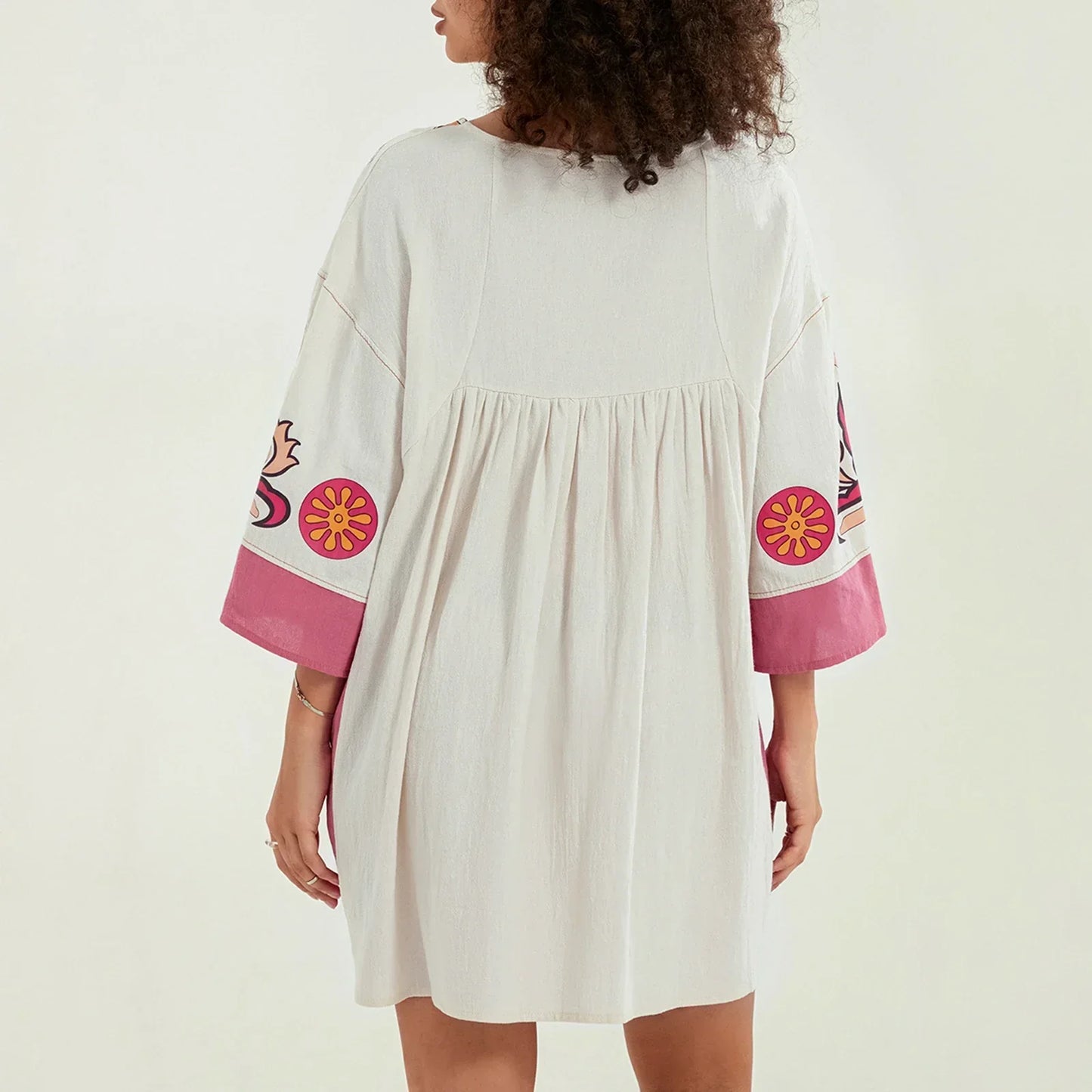 Vestido tipo túnica de mujer con escote en V y bordados decorativos – MABRIELA