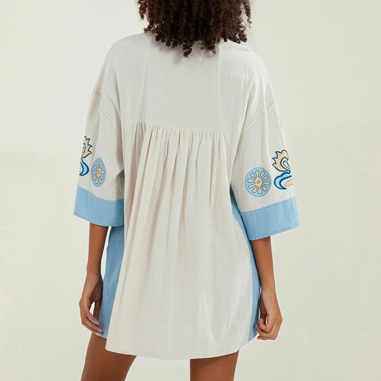 Vestido tipo túnica de mujer con escote en V y bordados decorativos – MABRIELA