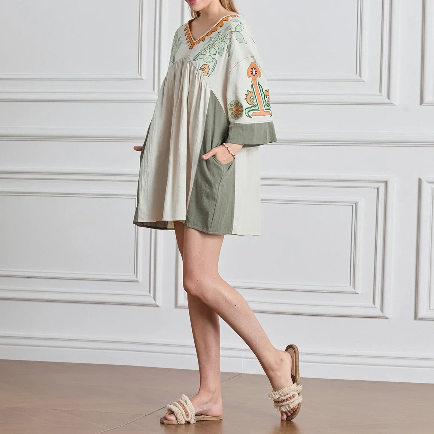 Vestido tipo túnica de mujer con escote en V y bordados decorativos – MABRIELA