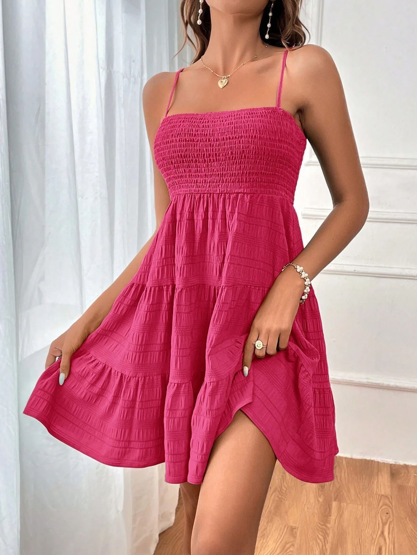 Vestido corto de verano con cuerpo smock y tirantes finos – AYELÉN