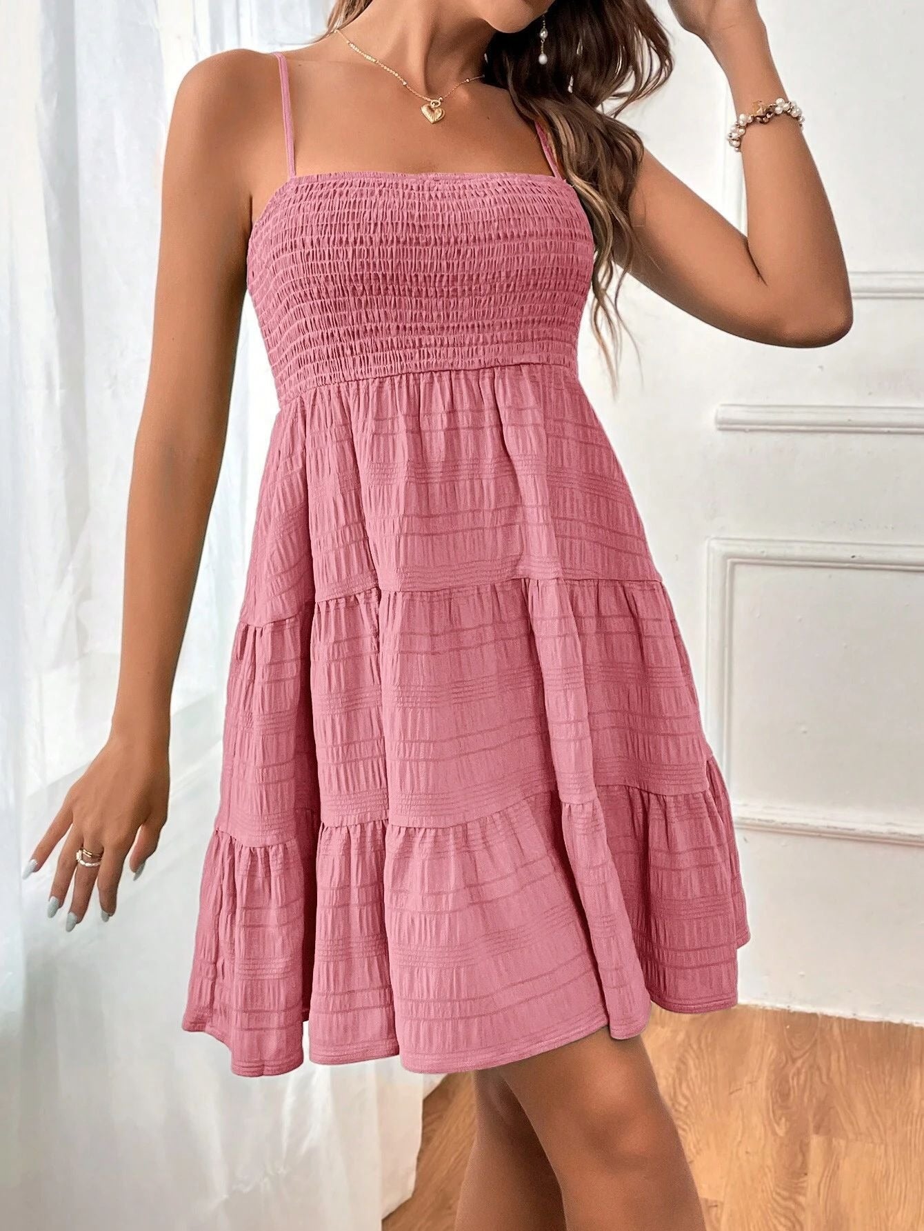 Vestido corto de verano con cuerpo smock y tirantes finos – AYELÉN