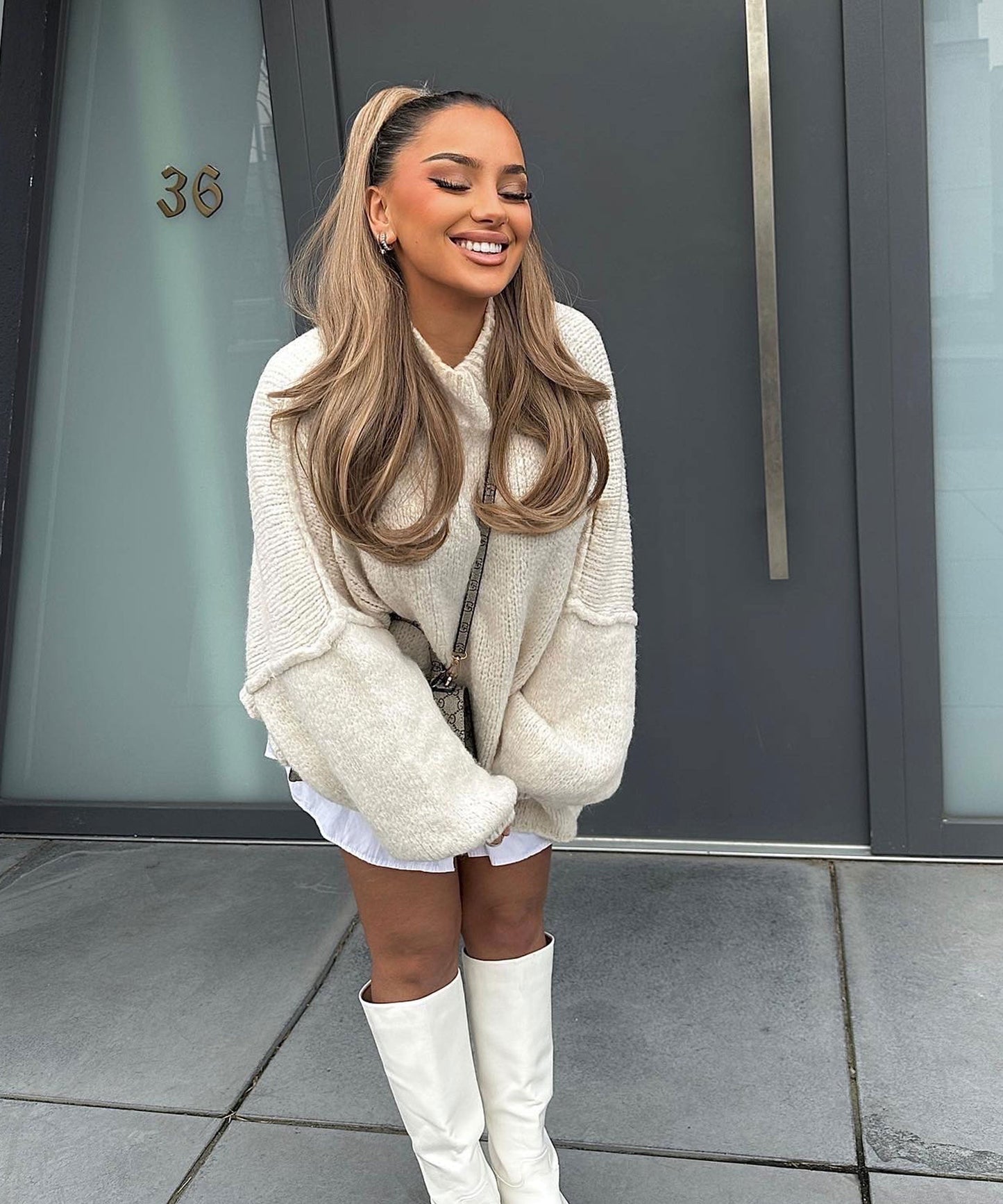 Suéter oversize de mujer en color beige – NATELA