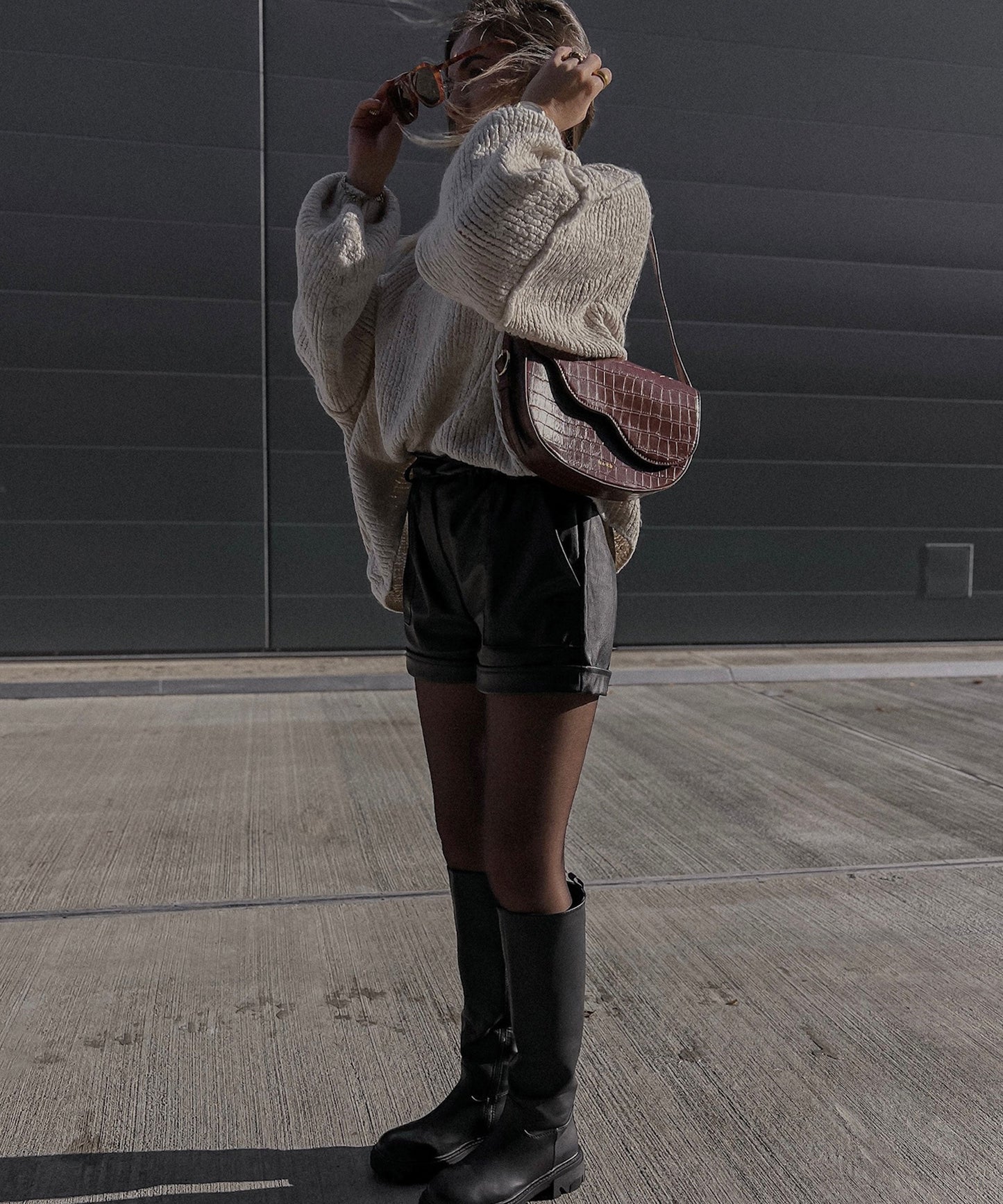 Suéter oversize de mujer en color beige – NATELA