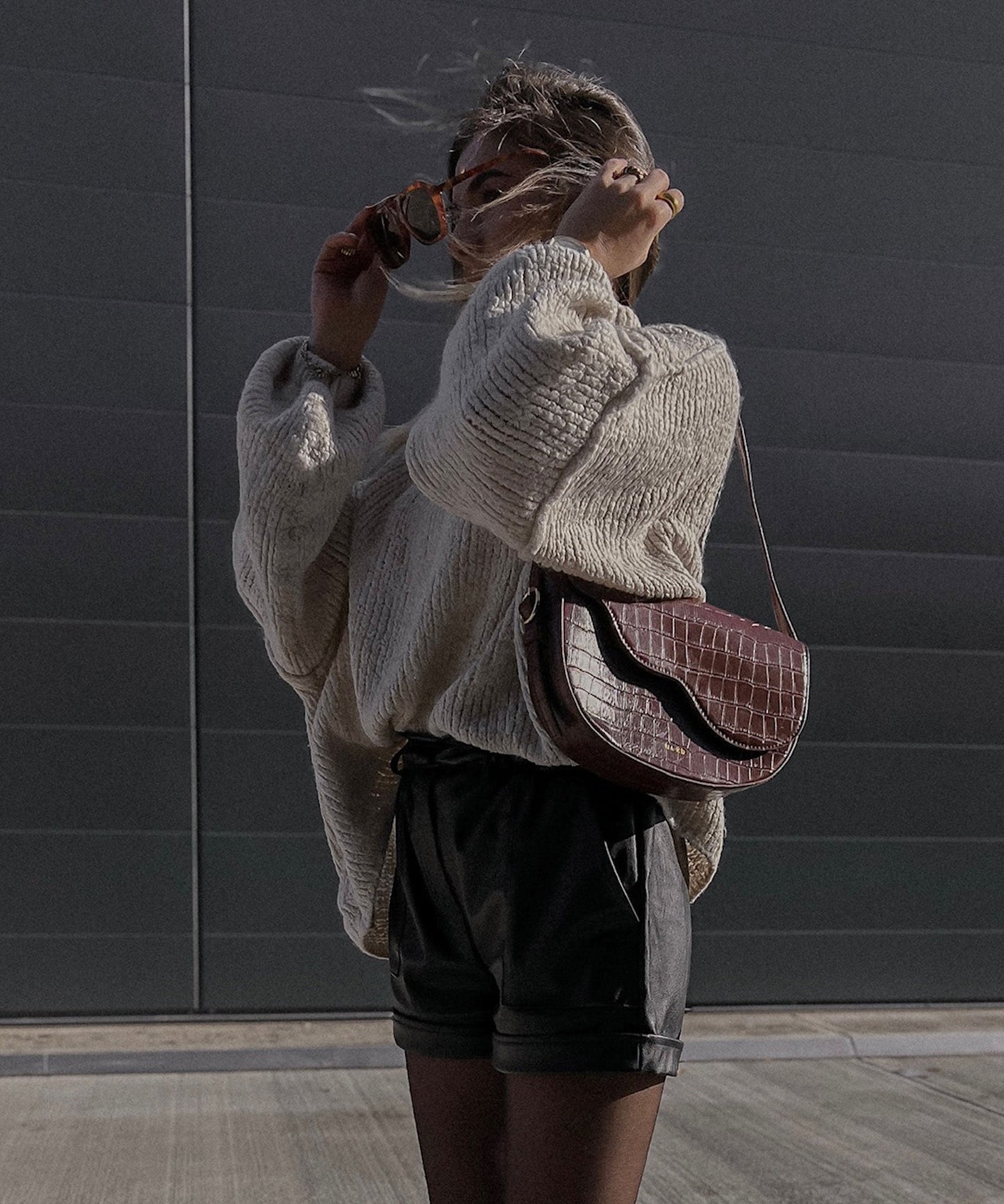 Suéter oversize de mujer en color beige – NATELA