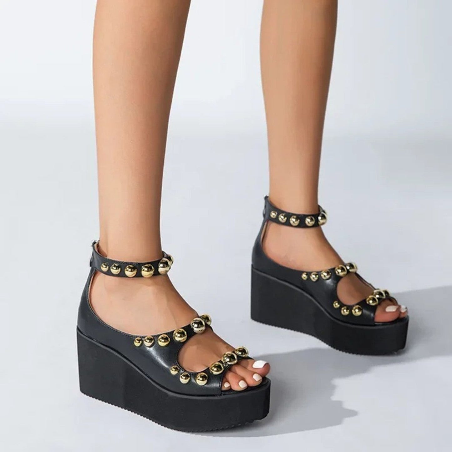 Sandalias doradas con suela gruesa y efecto plisado – Aurelya